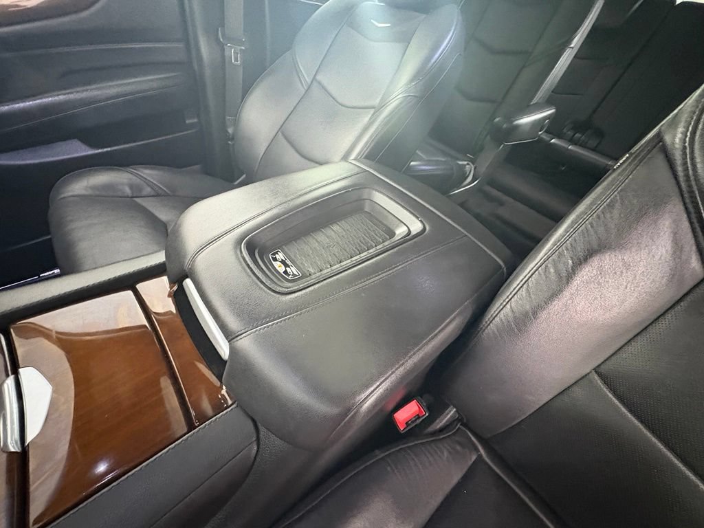 Used 2019 Cadillac Escalade Luxury AWD/4WD image 34