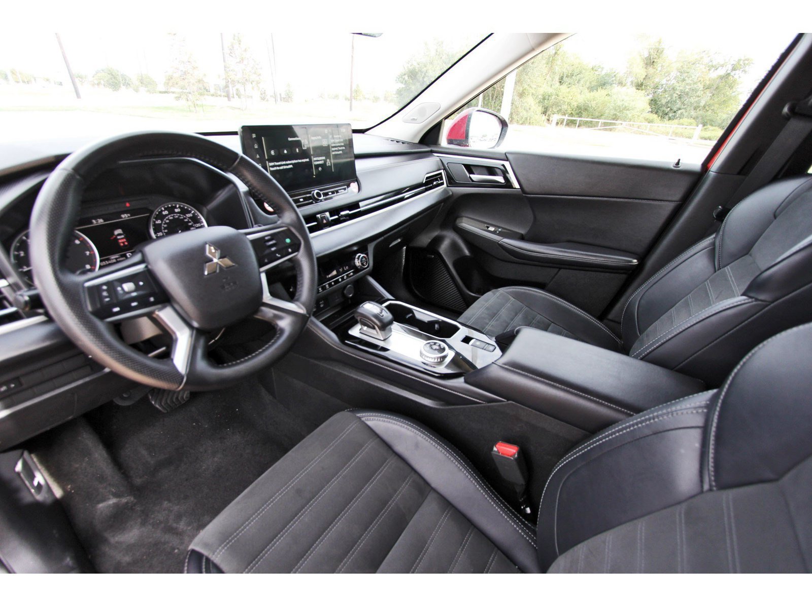 Used 2025 Mitsubishi Outlander SE FWD image 32