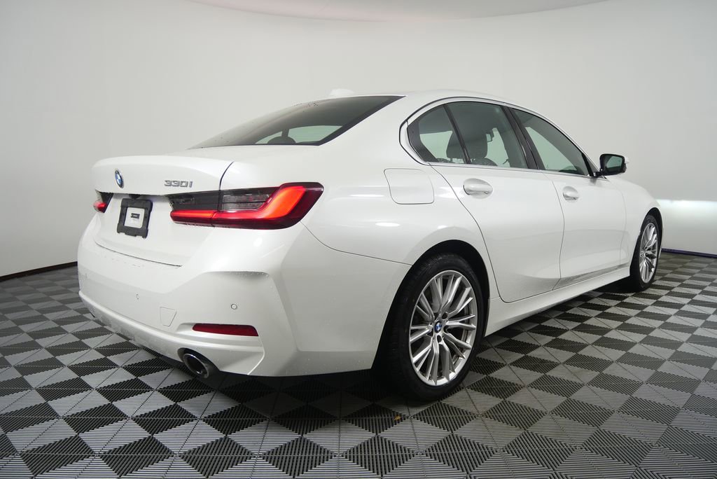 Used 2024 BMW 330i Sedan image 3