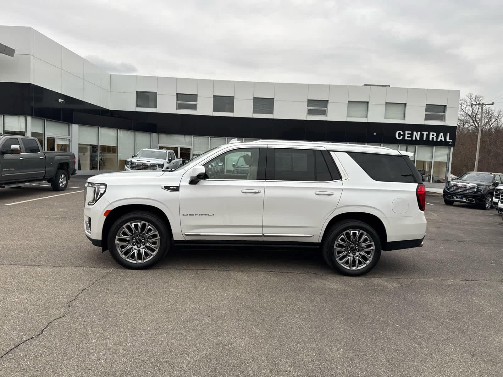 Used 2023 GMC Yukon Denali image 2