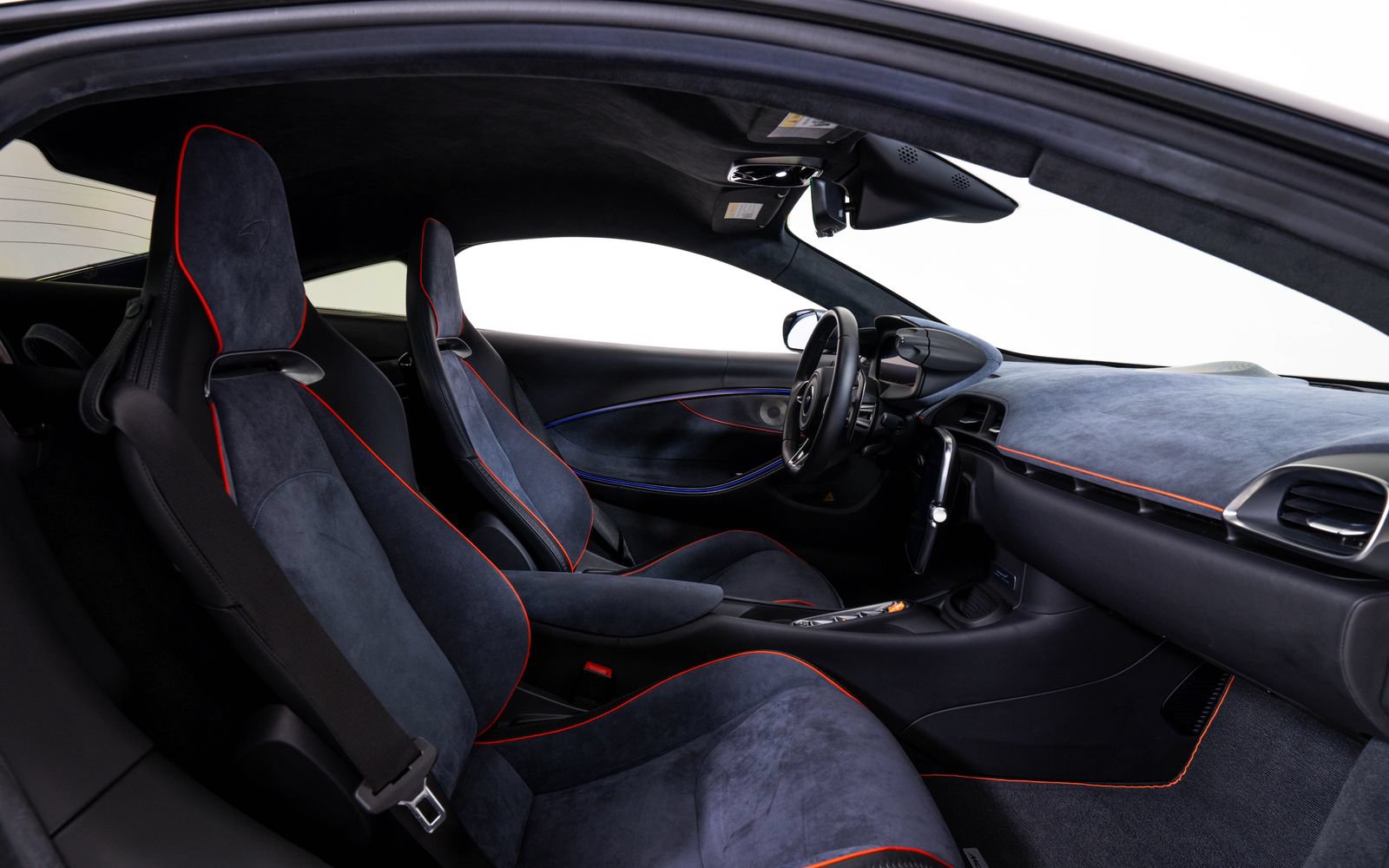 Used 2025 McLaren Artura RWD image 21