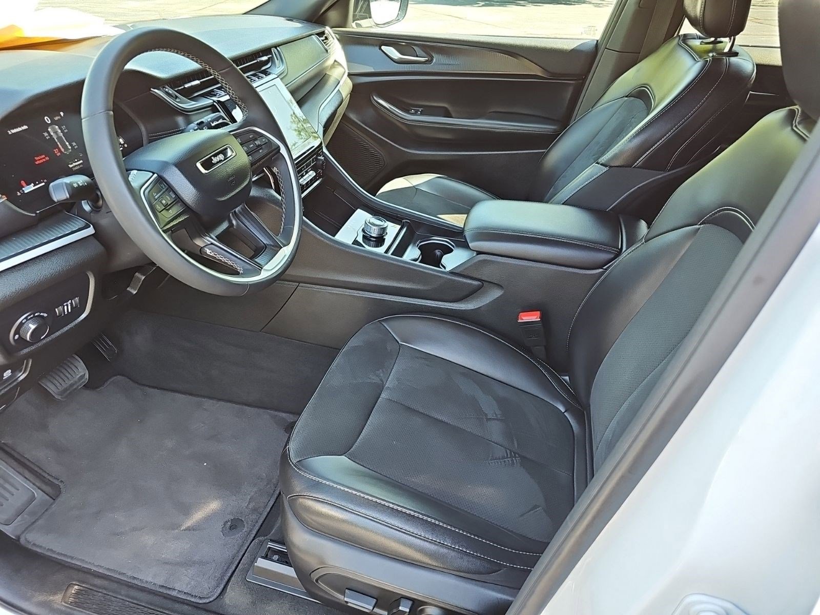 Used 2025 Jeep Grand Cherokee Altitude AWD/4WD image 19