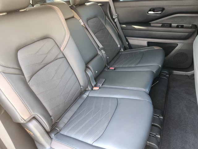 Certified 2025 Nissan Pathfinder Platinum w/ Cargo Package AWD/4WD image 18