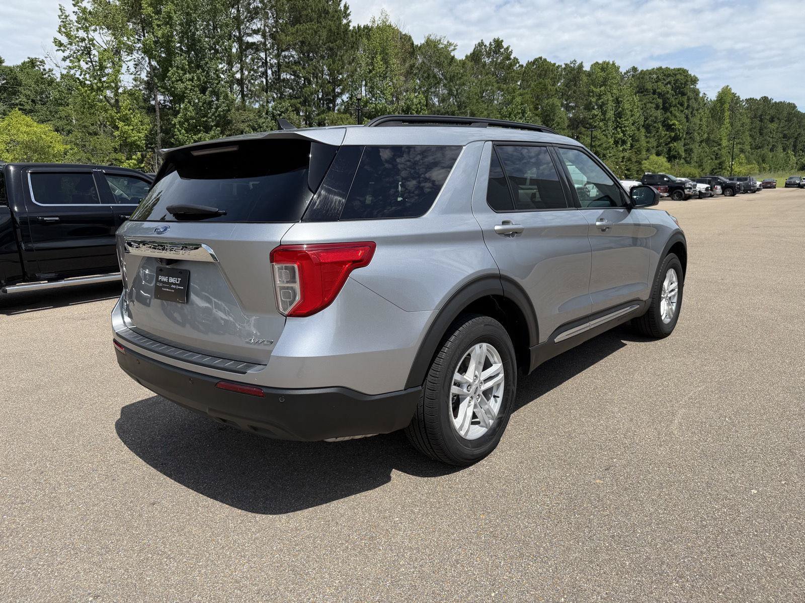 Used 2023 Ford Explorer XLT AWD/4WD image 6