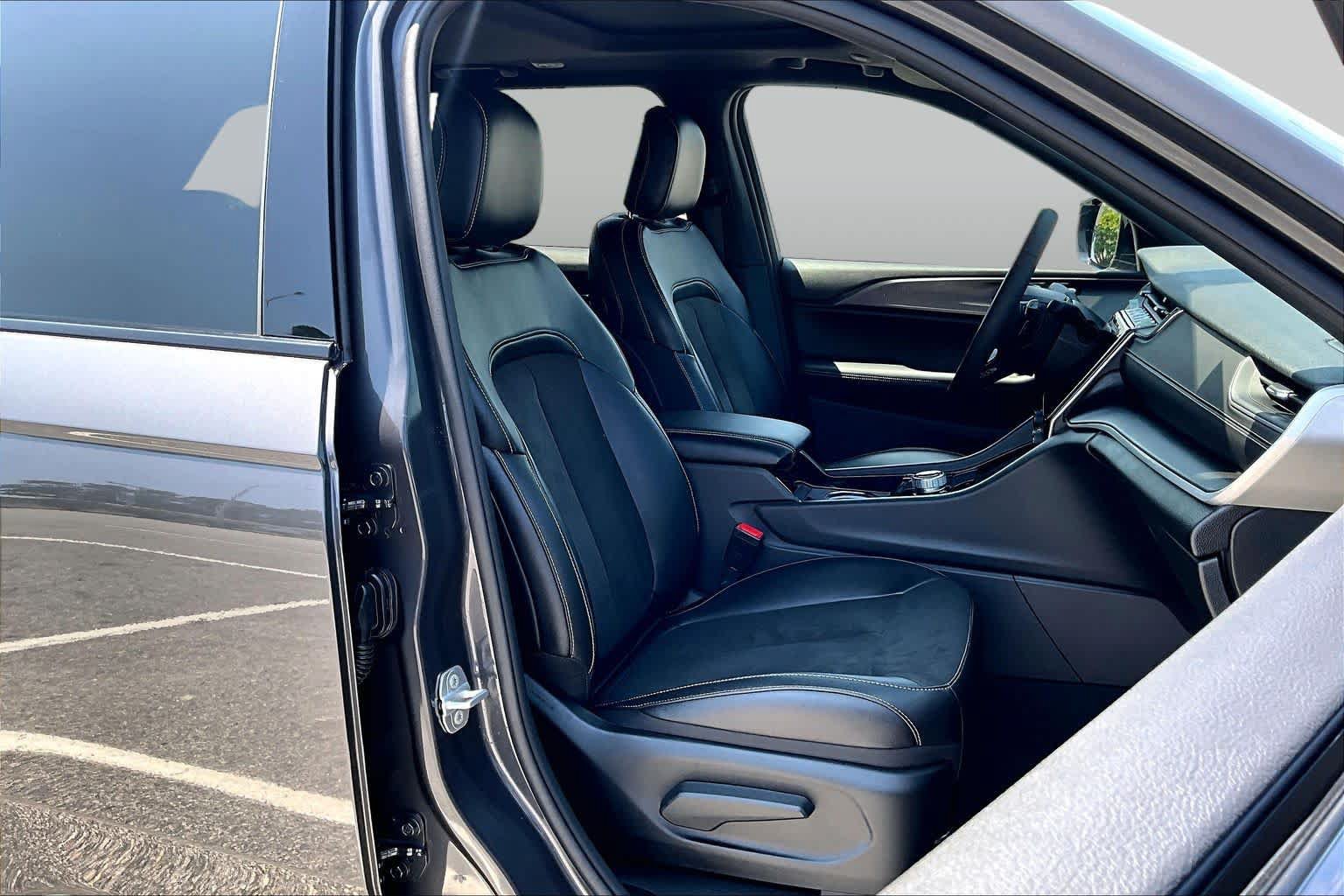 Used 2023 Jeep Grand Cherokee Altitude AWD/4WD image 9