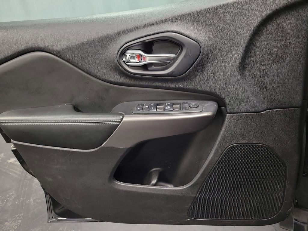 Used 2019 Jeep Cherokee Latitude Plus w/ Comfort/Convenience Group image 23