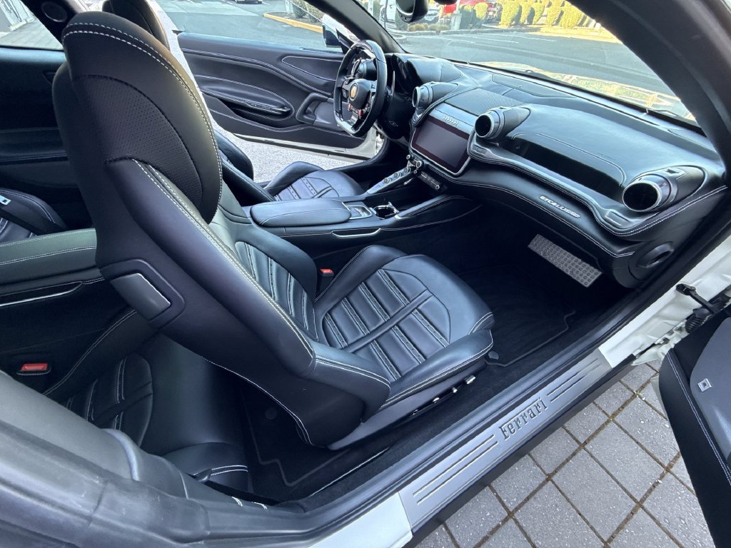 Used 2018 Ferrari GTC4Lusso AWD/4WD image 32
