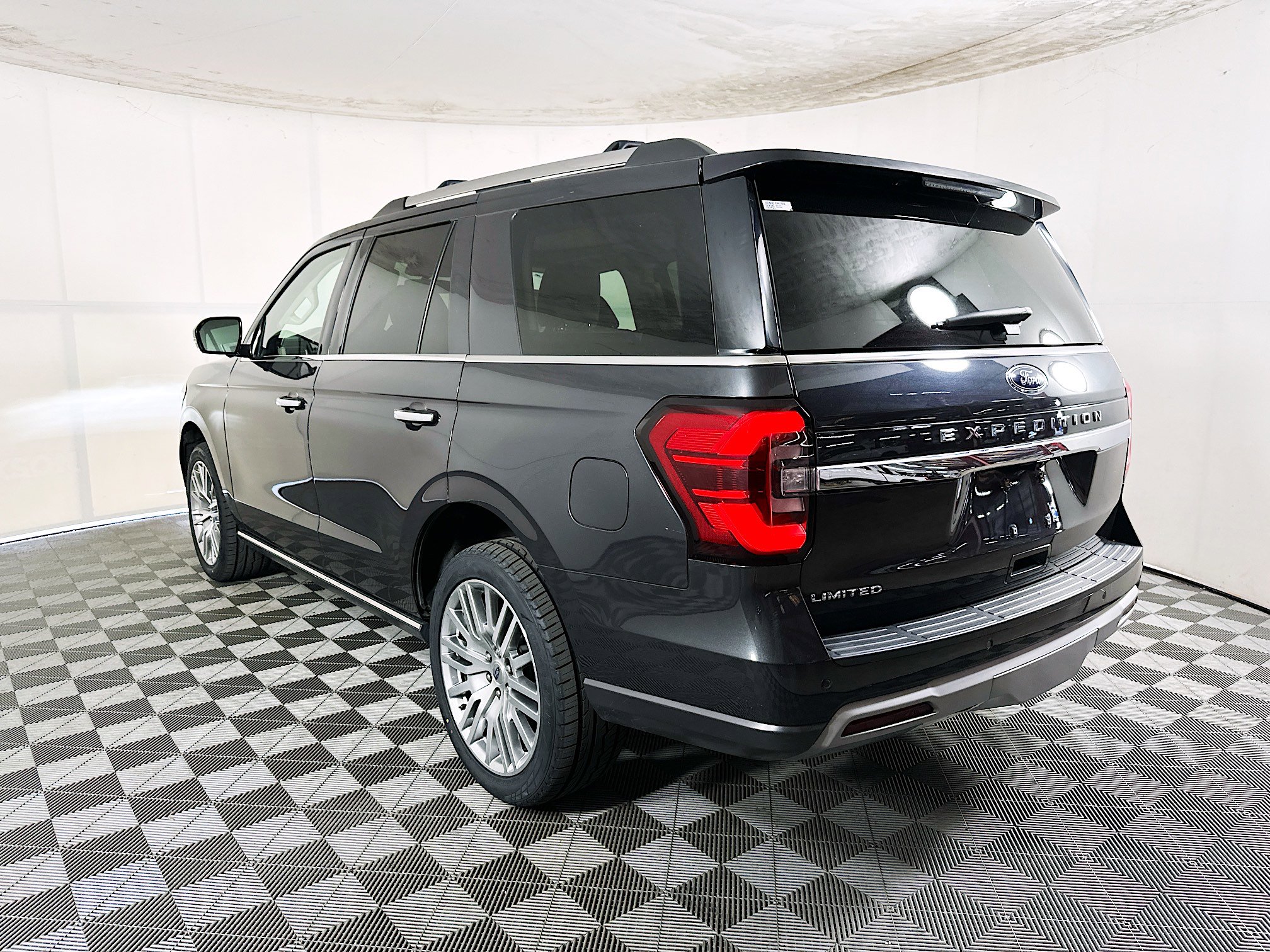 Used 2024 Ford Expedition Limited image 5