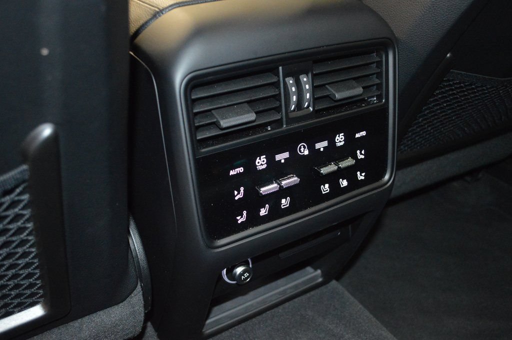 Certified 2025 Porsche Cayenne AWD/4WD image 36