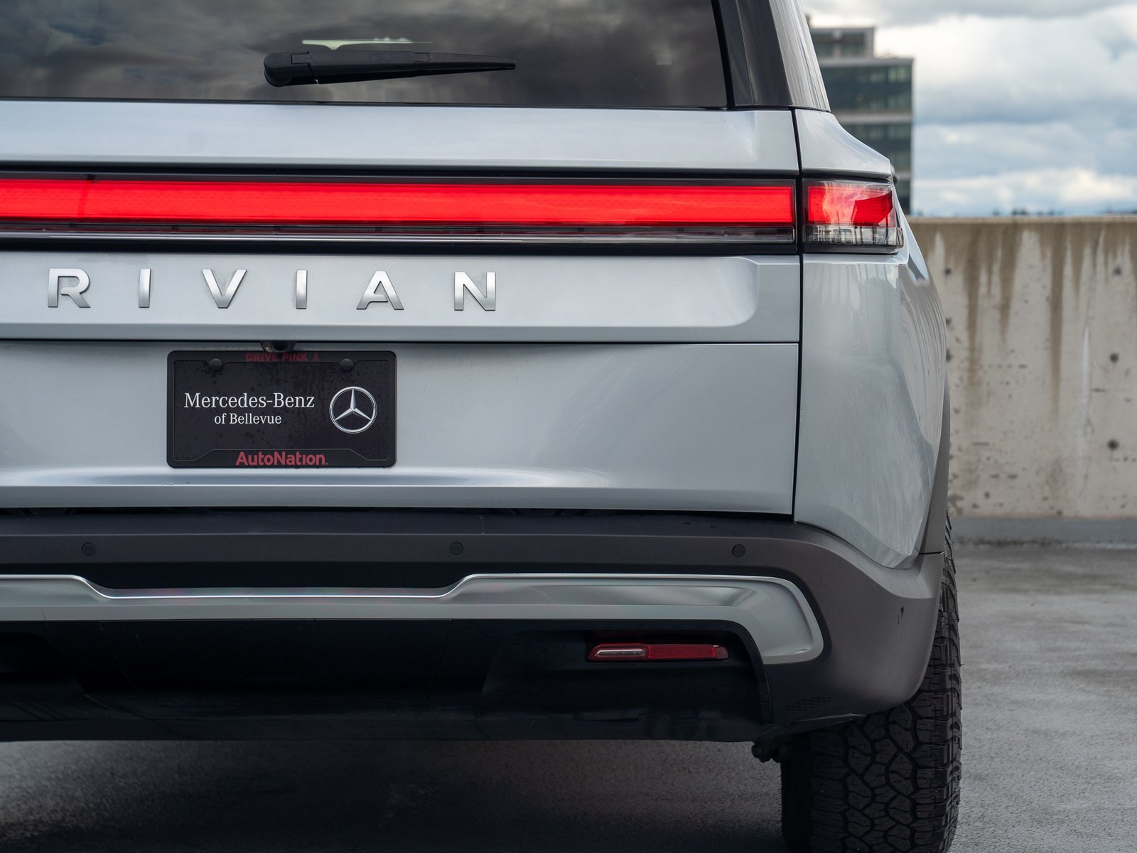 Used 2025 Rivian R1S Adventure Dual AWD/4WD image 9