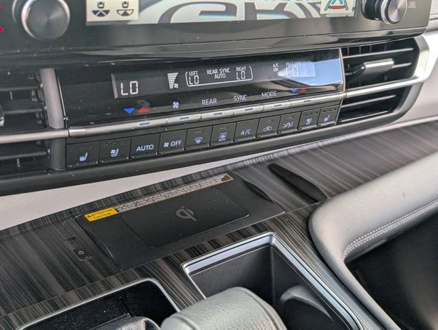 Used 2024 Toyota Sienna Limited image 25