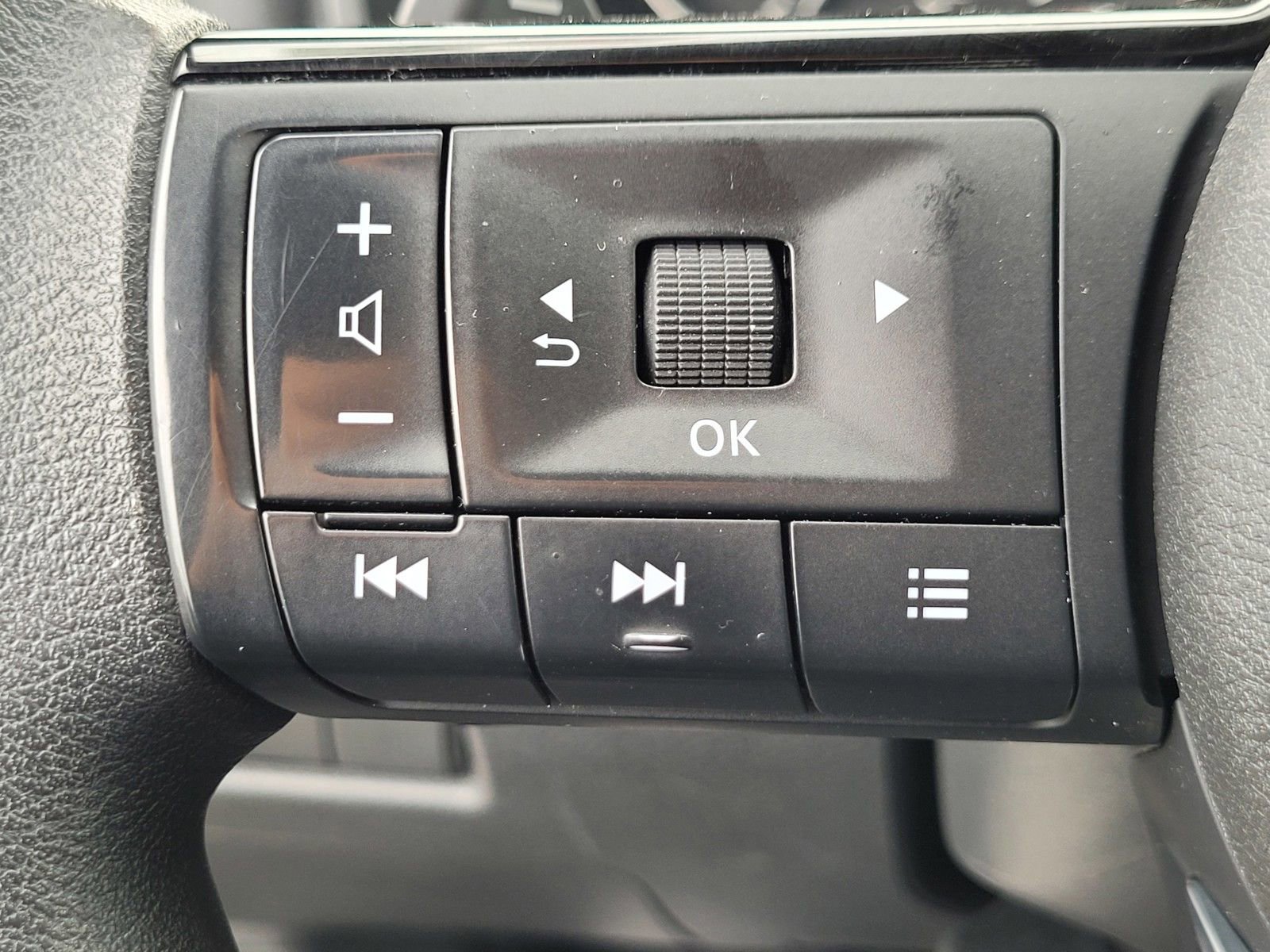 Used 2023 Nissan Rogue SV image 27