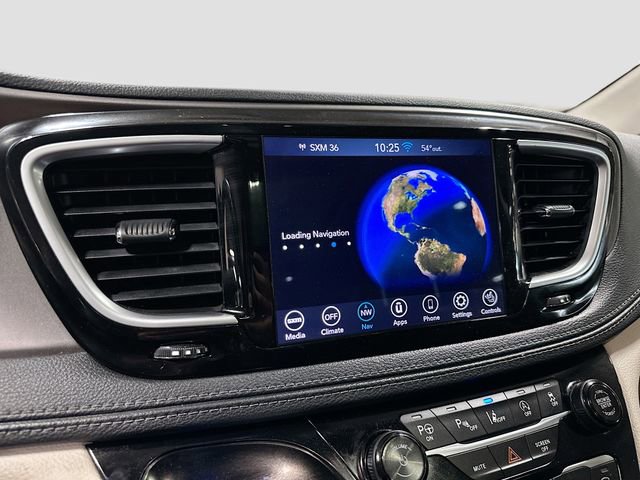 Used 2018 Chrysler Pacifica Limited w/ Advanced Safetytec Group FWD image 17