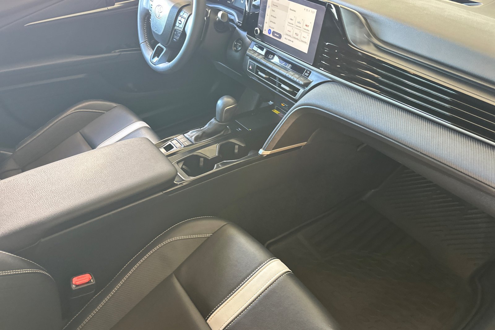 Used 2025 Toyota Camry SE FWD image 12