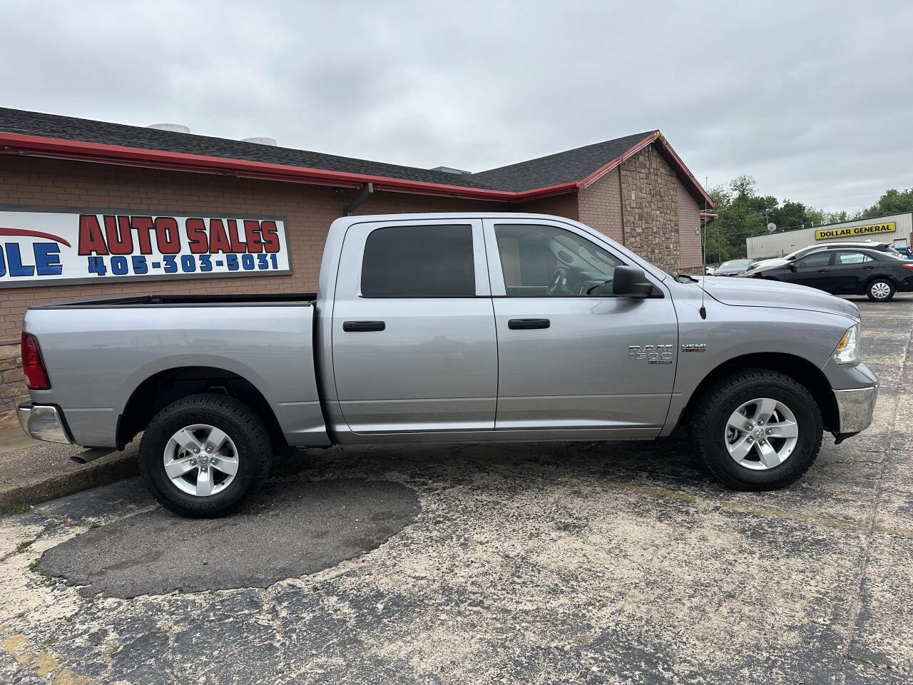 Used 2024 RAM 1500 4x4 Crew Cab Classic w/ Chrome Appearance Group image 10