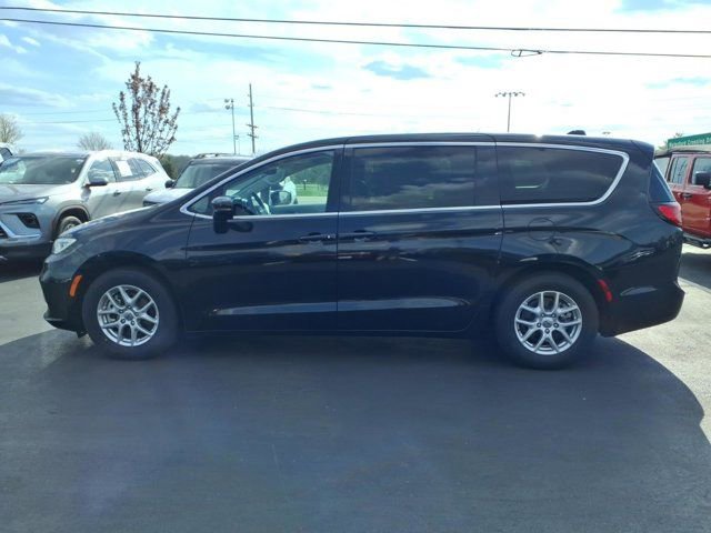 Used 2024 Chrysler Pacifica Touring-L FWD image 4