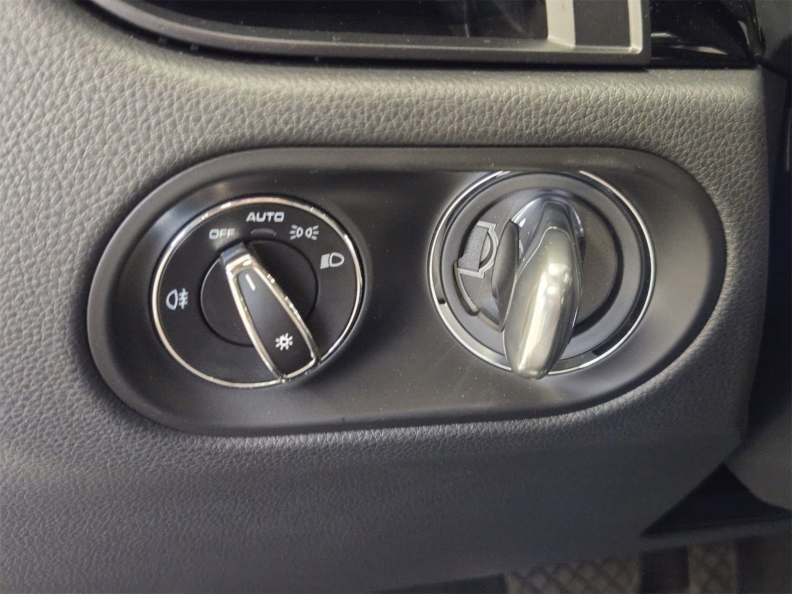 Used 2025 Porsche Macan Base image 17