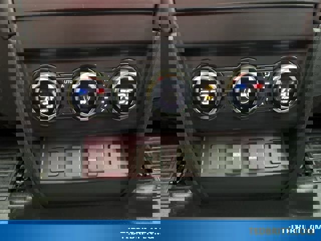 Used 2024 Land Rover Defender 110 SE image 16