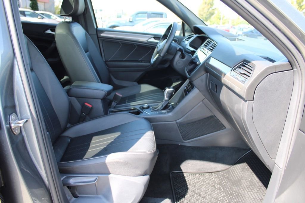 Used 2022 Volkswagen Tiguan SE R-Line image 21