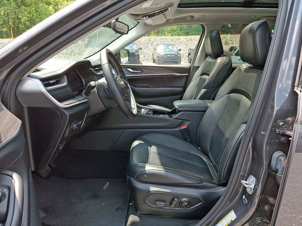 Used 2022 Jeep Grand Cherokee Limited AWD/4WD image 16