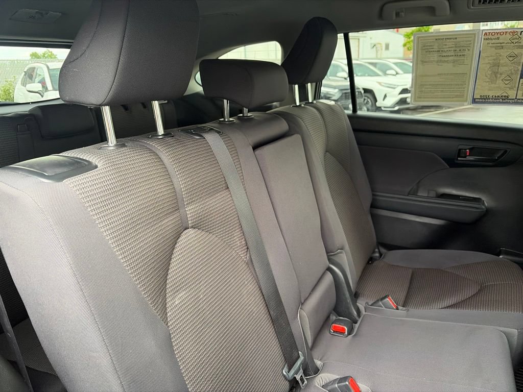 Used 2022 Toyota Highlander LE AWD/4WD image 18