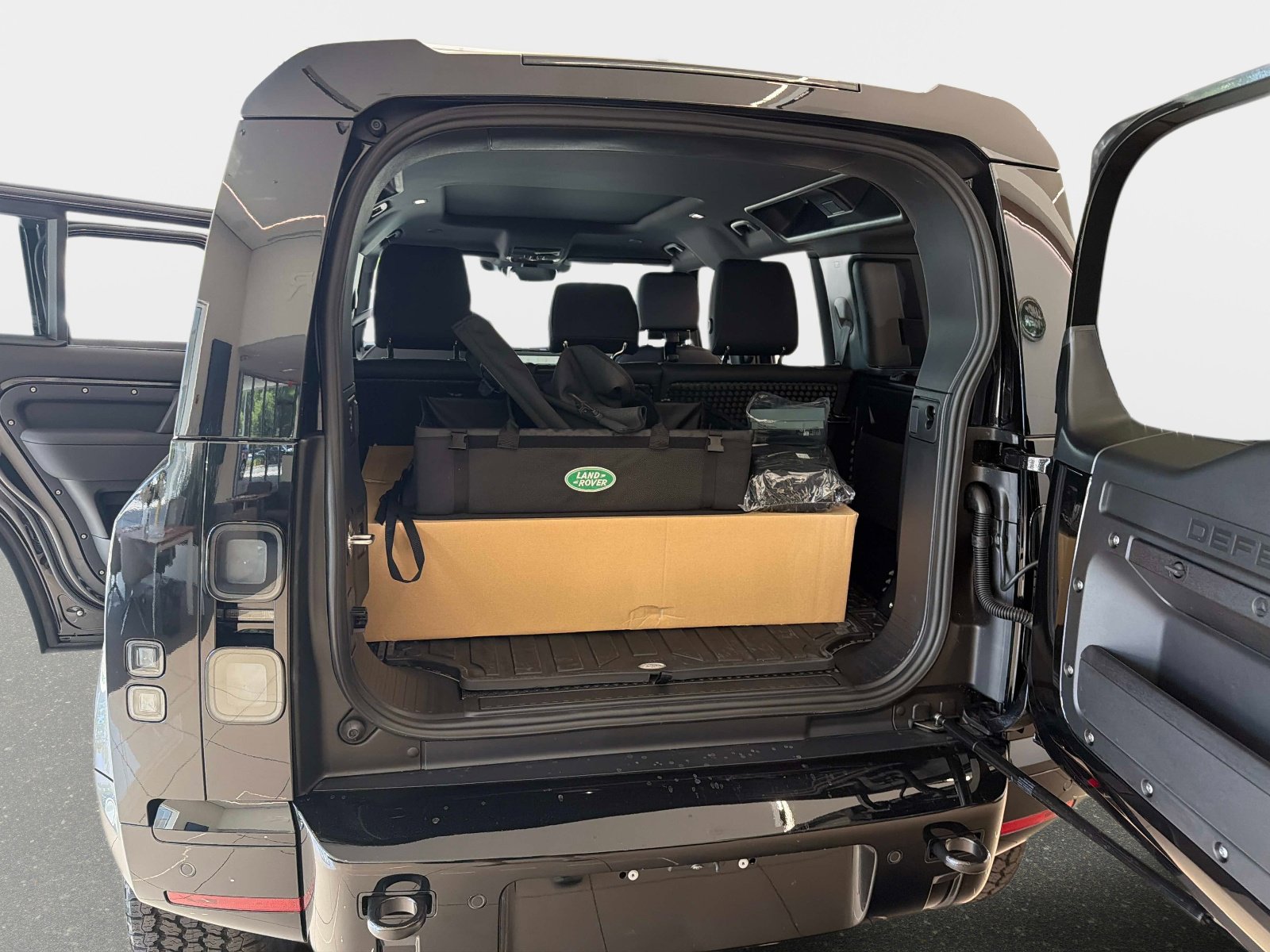 New 2026 Land Rover Defender 110 X-Dynamic SE image 11