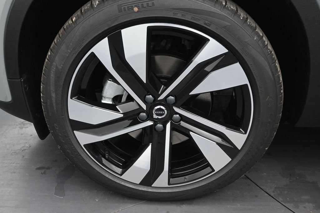 New 2026 Volvo XC40 B5 Plus AWD/4WD image 9