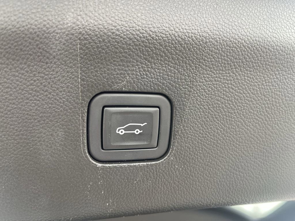 Used 2023 Buick Enclave Essence image 15