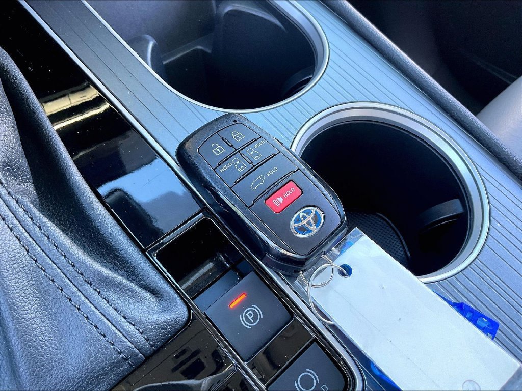Used 2025 Toyota Sienna XLE FWD image 29