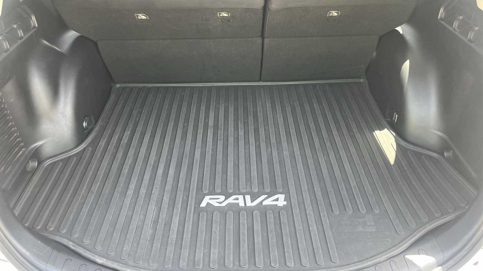 Used 2017 Toyota RAV4 LE AWD/4WD image 48
