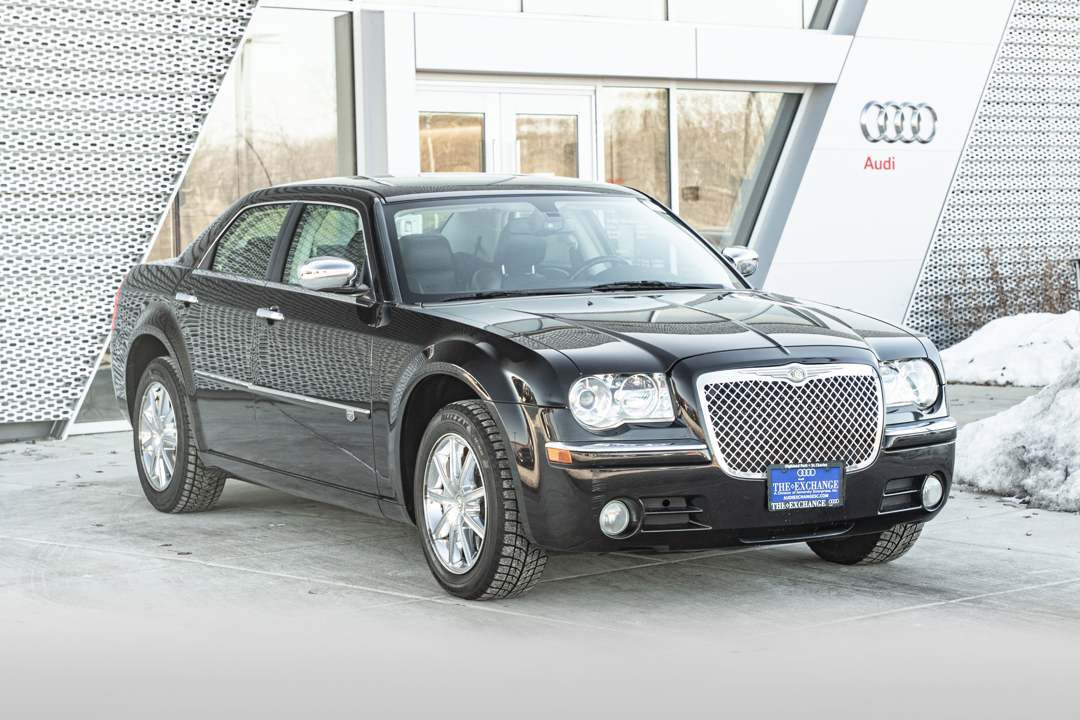Used 2010 Chrysler 300 C image 2