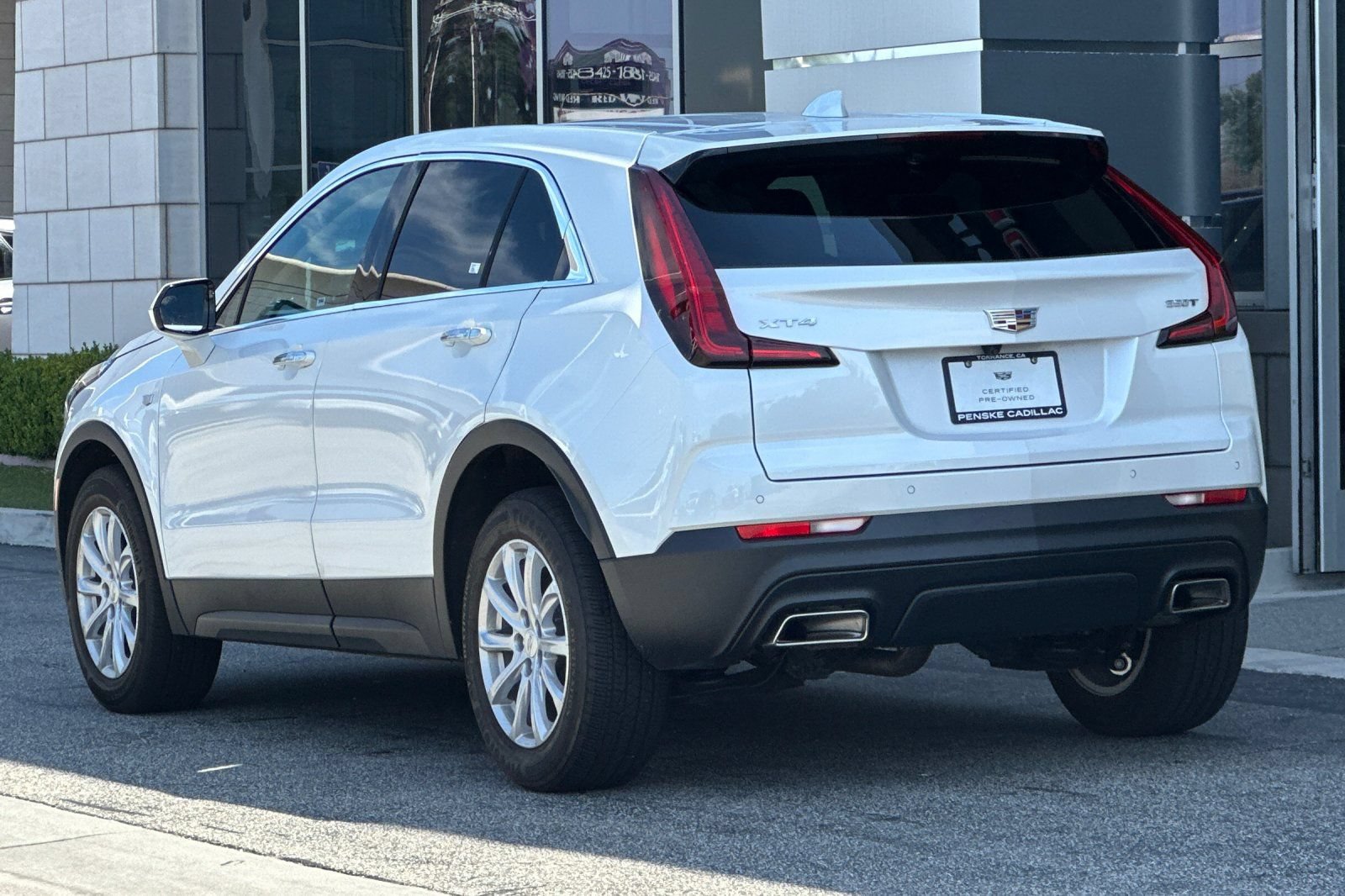 Used 2022 Cadillac XT4 Luxury w/ Cold Weather Package FWD image 6