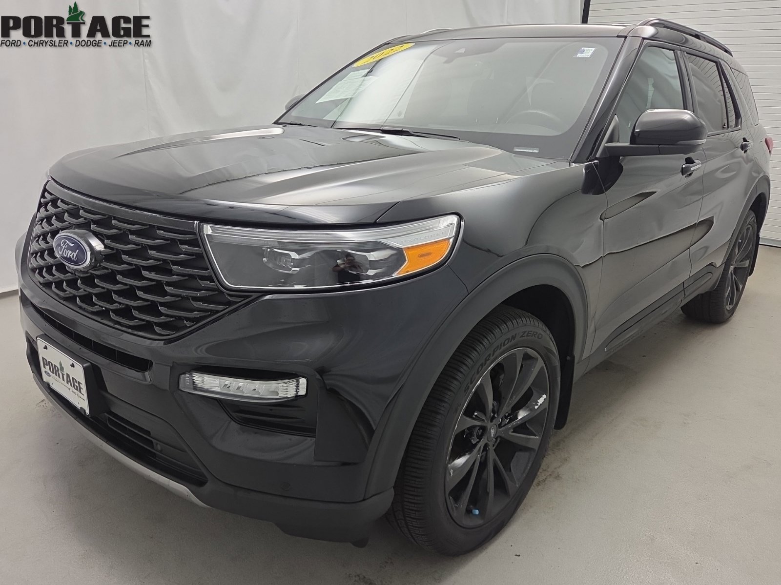 Used 2022 Ford Explorer Platinum w/ Class IV Trailer Tow Package AWD/4WD image 3