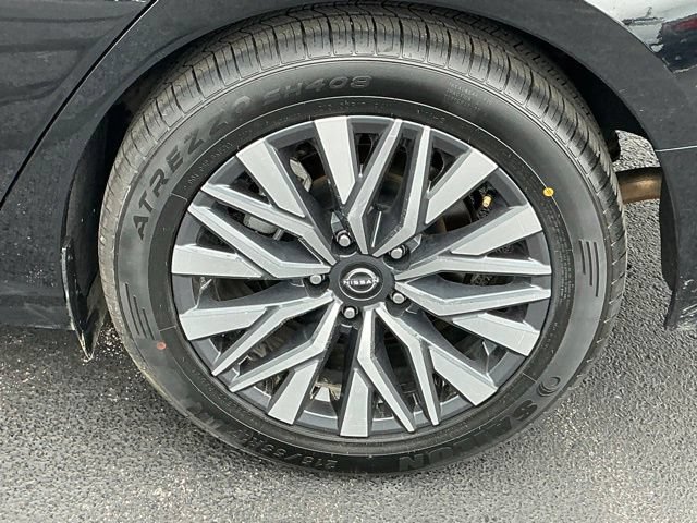 Used 2025 Nissan Altima 2.5 SV FWD image 11
