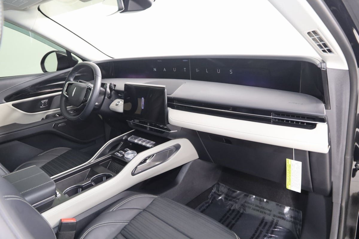 Used 2025 Lincoln Nautilus Reserve AWD/4WD image 55