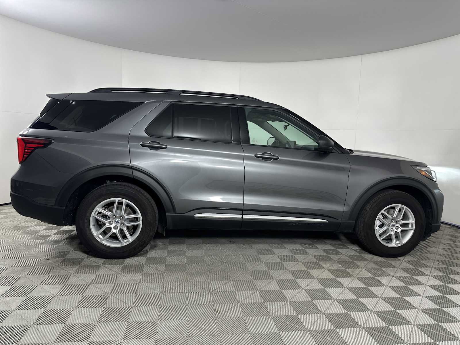 Used 2025 Ford Explorer Active w/ Active Comfort Package RWD image 9