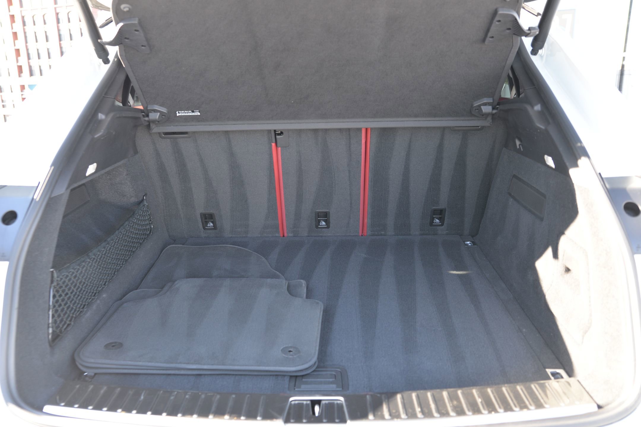 Certified 2023 Porsche Cayenne Platinum Edition image 25