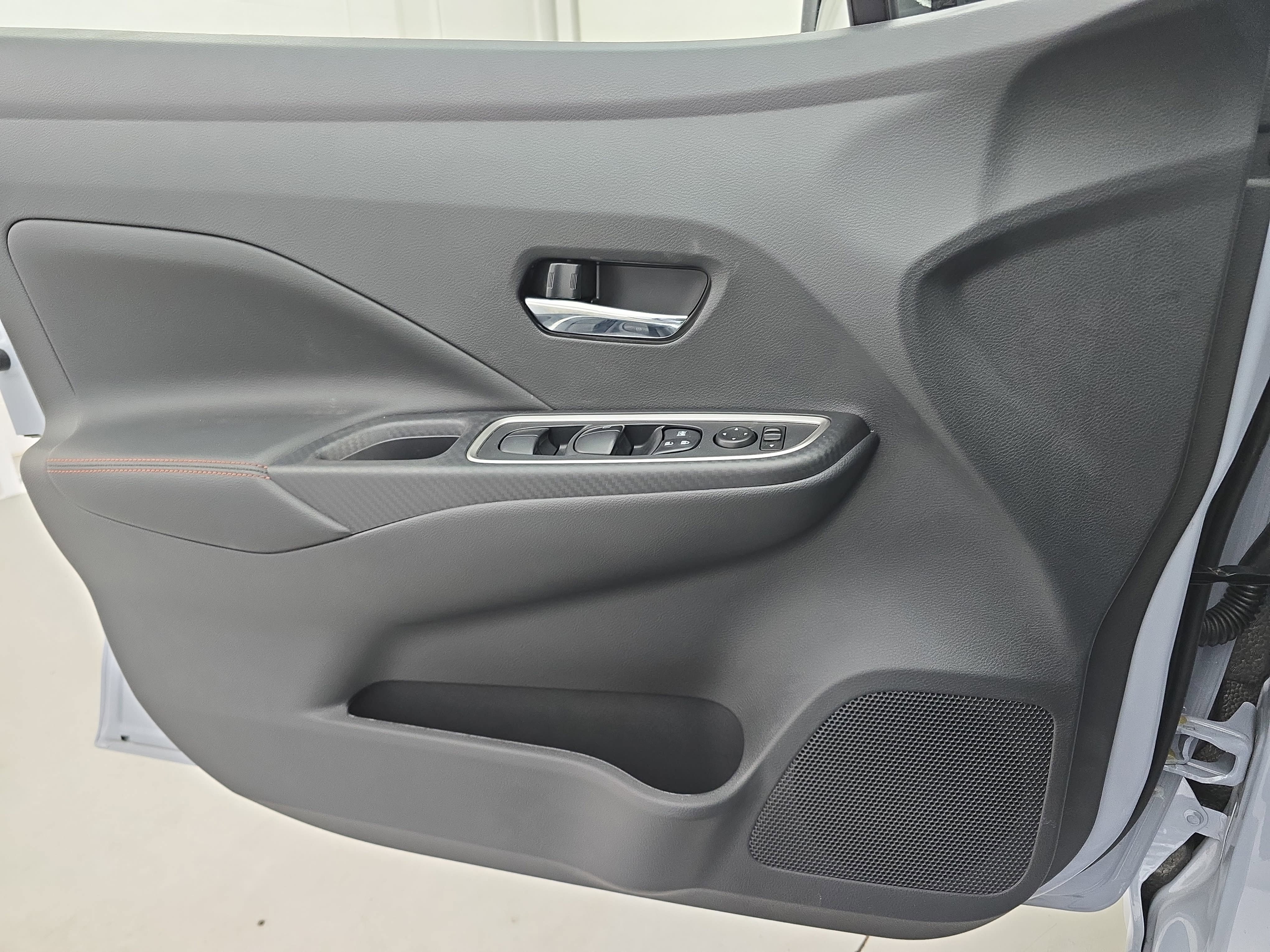 New 2025 Nissan Versa SR w/ Trunk Package FWD image 24