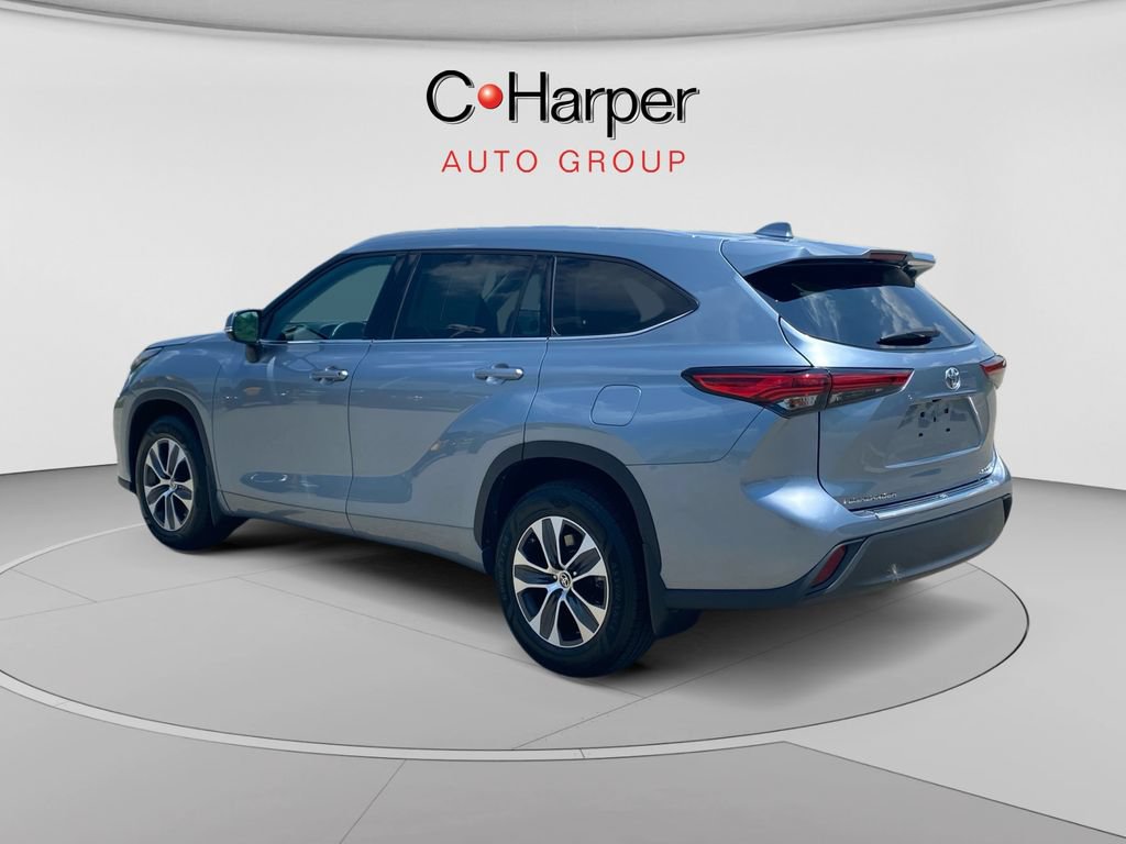 Used 2021 Toyota Highlander XLE AWD/4WD image 5