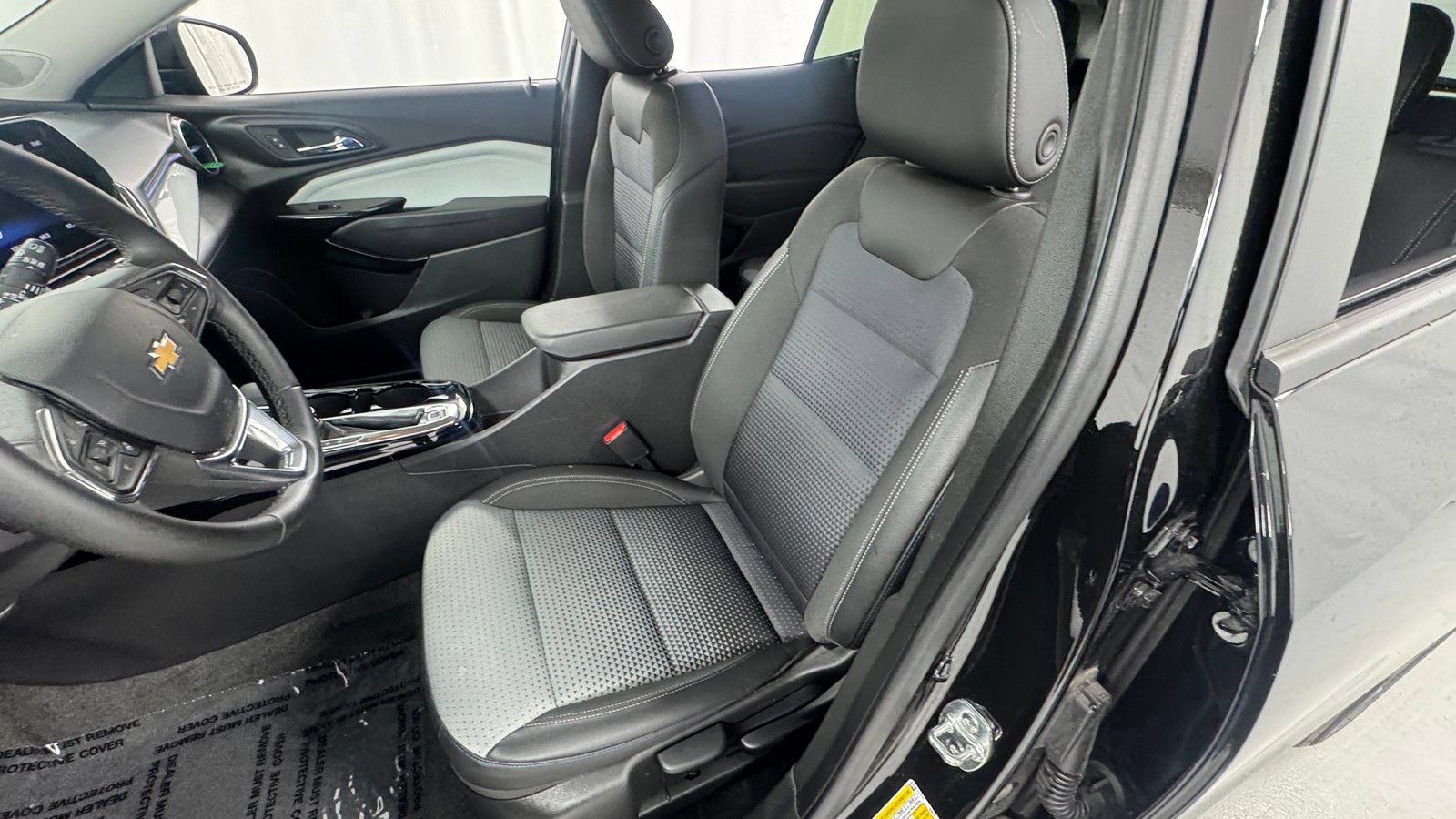 Used 2025 Chevrolet Trax LT w/ LT Convenience Package FWD image 10