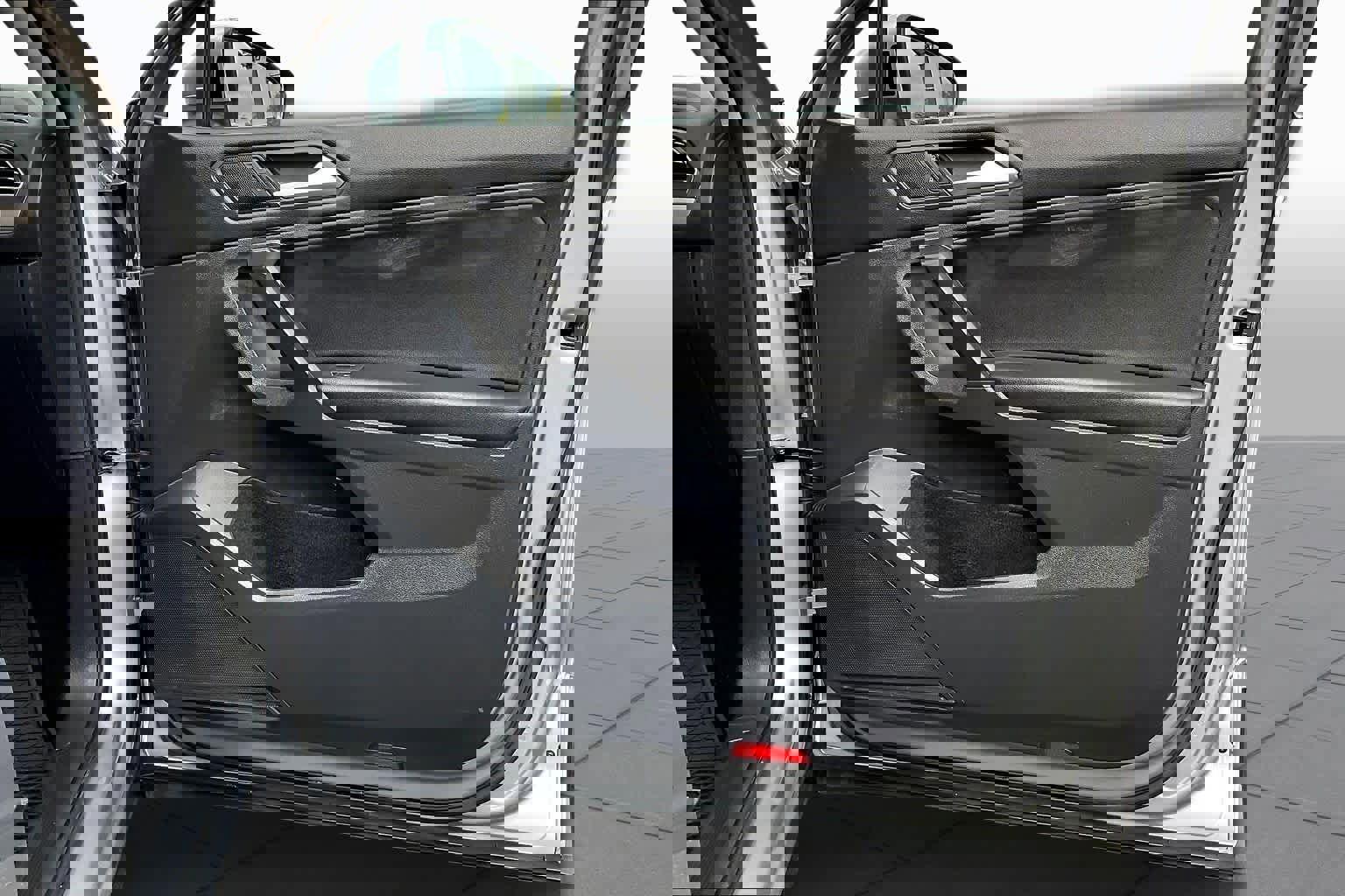 Used 2021 Volkswagen Tiguan SE image 21