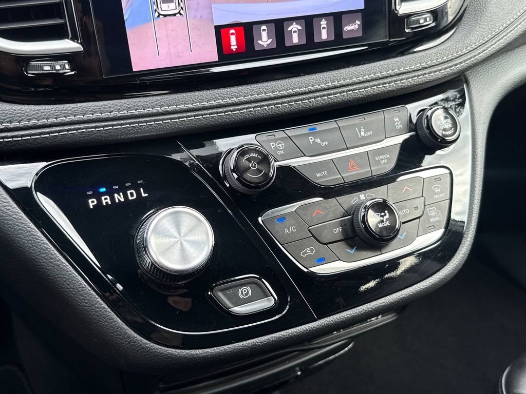 Used 2024 Chrysler Pacifica Limited FWD image 28