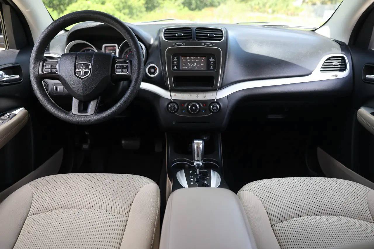 Used 2017 Dodge Journey SXT w/ Comfort/Convenience Group FWD image 21