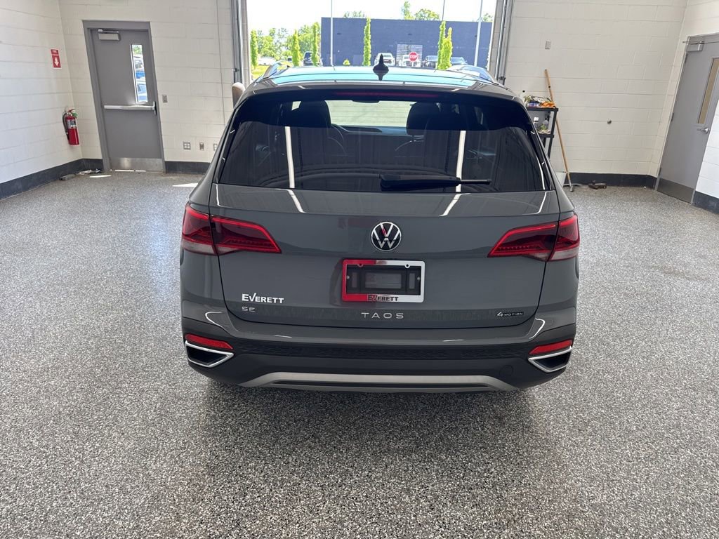 Used 2024 Volkswagen Taos SE w/ Panoramic Sunroof Package AWD/4WD image 4