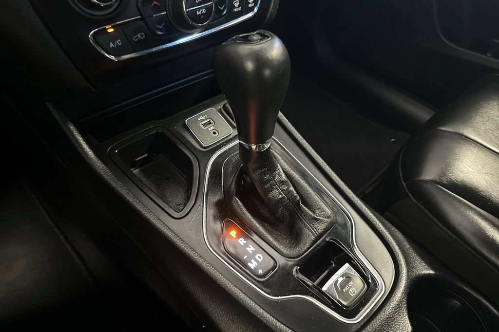 Used 2019 Jeep Cherokee Latitude Plus FWD image 21