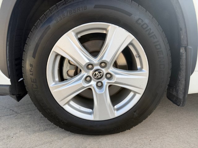 Used 2020 Toyota Highlander LE AWD/4WD image 25