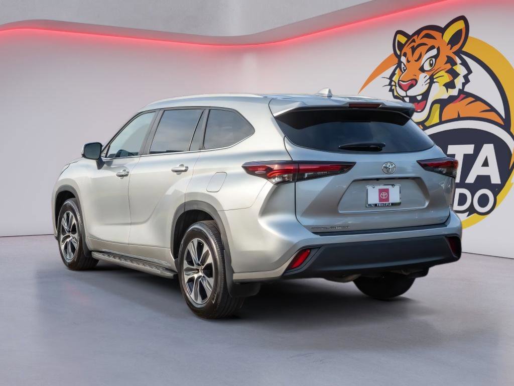 Used 2024 Toyota Highlander XLE FWD image 7