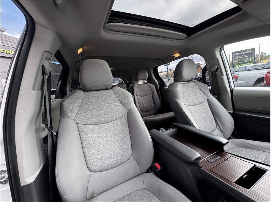 Used 2022 Toyota Sienna LE w/ LE Plus Package FWD image 4