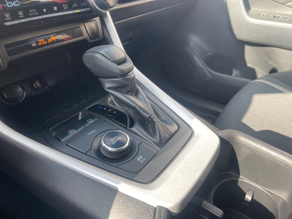Used 2025 Toyota RAV4 XLE AWD/4WD image 18