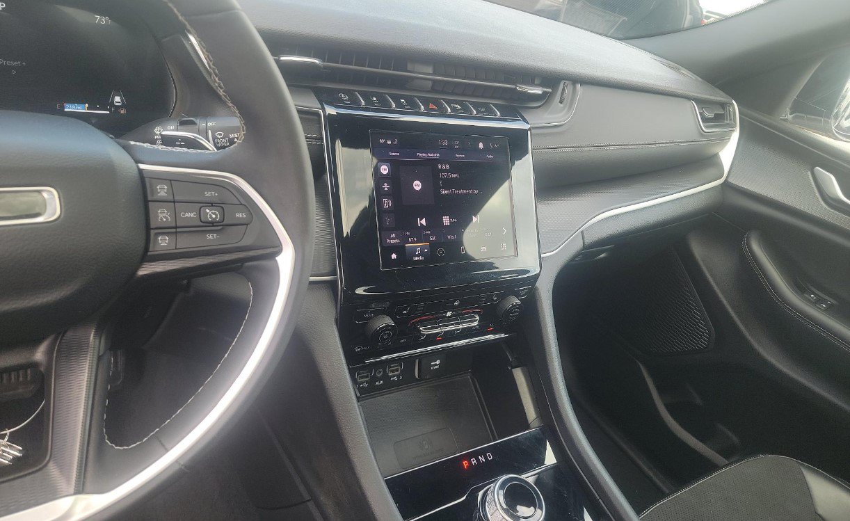 Used 2025 Jeep Grand Cherokee Altitude AWD/4WD image 9